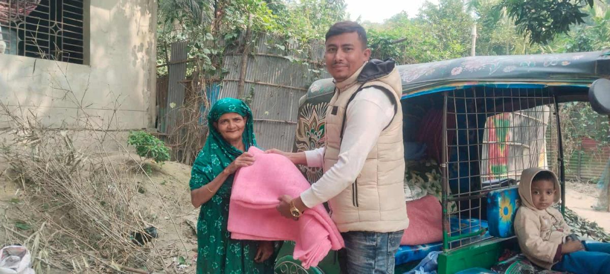 নাঙ্গলকোটে মরহুম ছোয়াব মিয়া তালুকদার স্মৃতি ফাউন্ডেশনের উদ্যোগে কম্বল বিতরণ