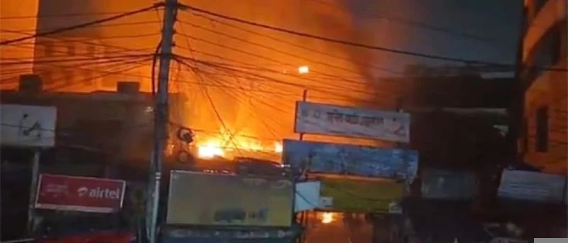 রাজধানীর কারওয়ান বাজারের কাঠপট্টিতে আগুন, নিয়ন্ত্রণে ১১ ইউনিট