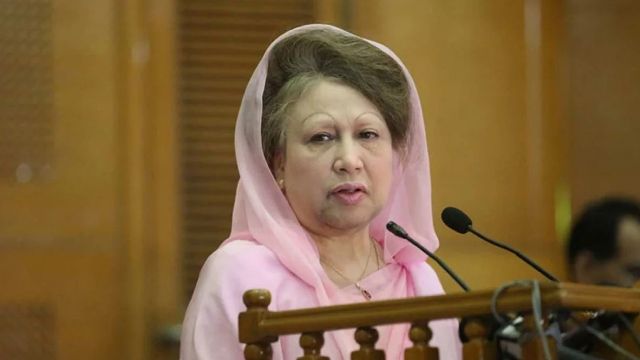 নিজ বাড়ির কাগজ বুঝে পেলেন খালেদা জিয়া, পৌঁছে দিলো সরকার