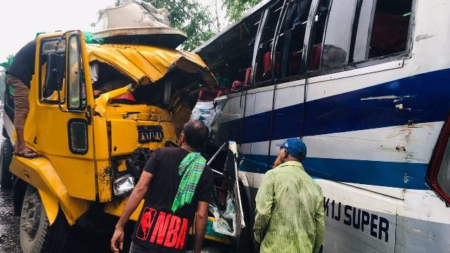 পাবনায় বাস-ট্রাকের মুখোমুখি সংঘর্ষ, নিহত ৩