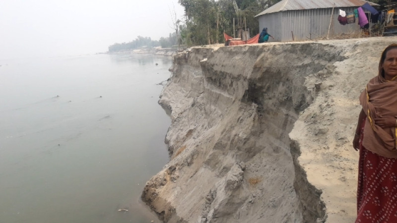 কুড়িগ্রামের রৌমারীর বসত বাড়ি নদী গর্ভেবিলীন ভাঙ্গন রোদে মানববন্ধনে চর মন্ত্রনালয় চাই দাবী জানান
