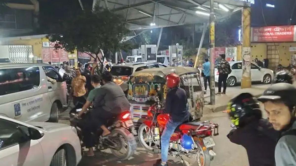 জ্বালানি সংকটের শঙ্কায় পাম্পে তেল কেনার হিড়িক
