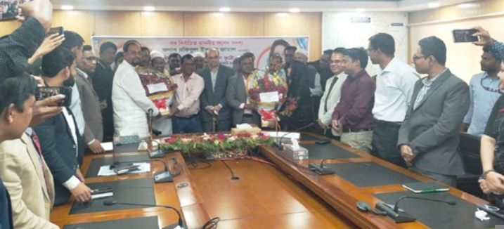 সরকারী কর্মচারী সমন্বয়ক পরিষদের পক্ষ থেকে ঝালকাঠির নবনির্বাচিত এমপিদের ফুলের শুভেচ্ছা