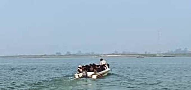 আরিচা-কাজিরহাট নৌ-রুটে স্পিডবোটে অতিরিক্ত যাত্রী পারাপারের অভিযোগ