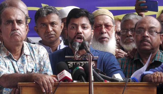 গেজেট জারি সত্ত্বেও শপথ থেকে বঞ্চিত: ইশরাক হোসেনের অভিযোগ, স্থানীয় সরকার উপদেষ্টার পদত্যাগ দাবি
