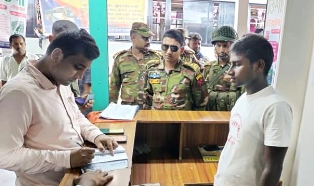 উলিপুরে অতিরিক্ত ভাড়া আদায়, দুই বাস কাউন্টারের জরিমানা