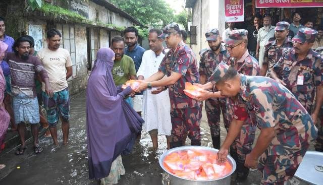 ফেনীর ছাগলনাইয়া পানিবন্দী মানুষের পাশে বিজিবি