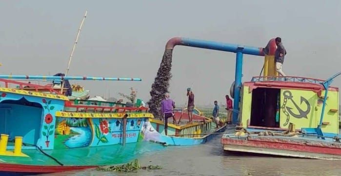 মানিকগঞ্জে হাইকোর্টের নিষেধাজ্ঞা অমান্য করে দেদারসে অবৈধ বালু উত্তোলন প্রিন্স-সফিক গ্রুপের বিরুদ্ধে