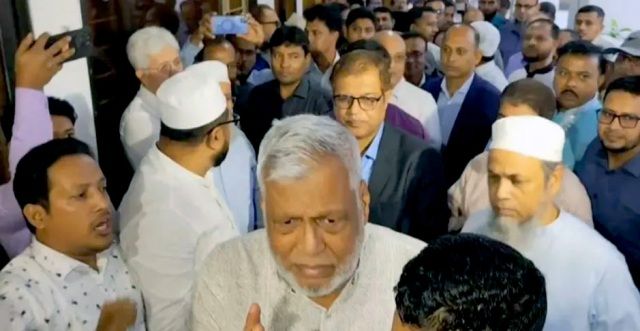 ভোলায় ৩ উপদেষ্টাকে অবরুদ্ধ