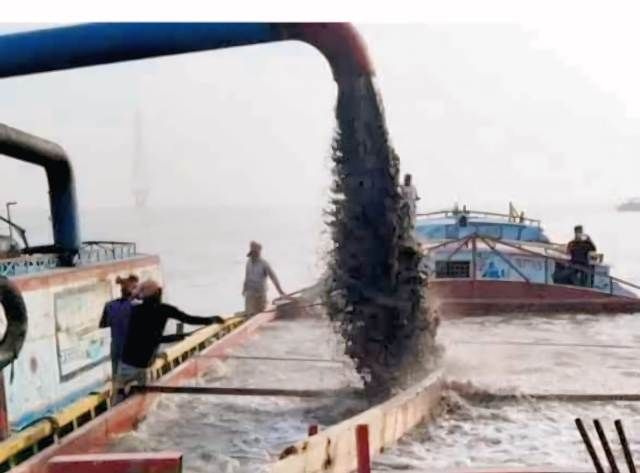 দৌলতদিয়া ঘাটে অবৈধ বালু উত্তোলন: প্রভাবশালী চক্রের দৌরাত্ম্যে ঝুঁকিতে নদীর তীরবর্তী এলাকা ও স্থাপনা