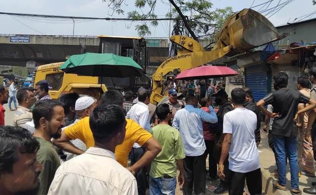 রাজধানীর সায়েদাবাদ ও মাওয়া রোড়ে অবৈধ বাস কাউন্টার উচ্ছেদ