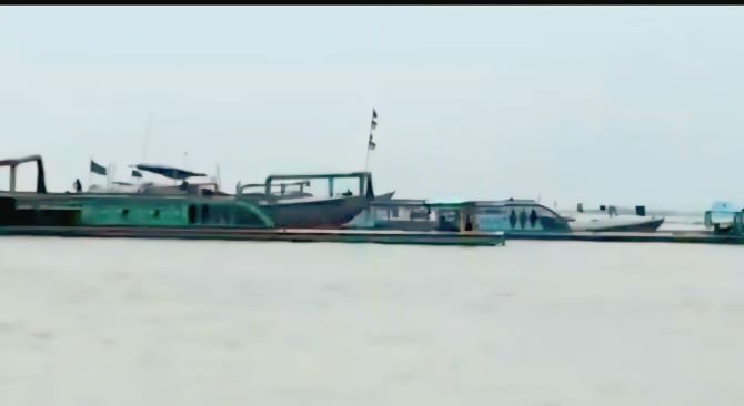 মানিকগঞ্জের জেলা জুড়ে অবৈধ ড্রেজিং: প্রশাসনের নীরবতায় হুমকির বাড়ছে জনবসতি