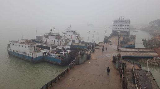 পাটুরিয়া-দৌলতদিয়া নৌরুটে ফেরি চলাচল বন্ধ