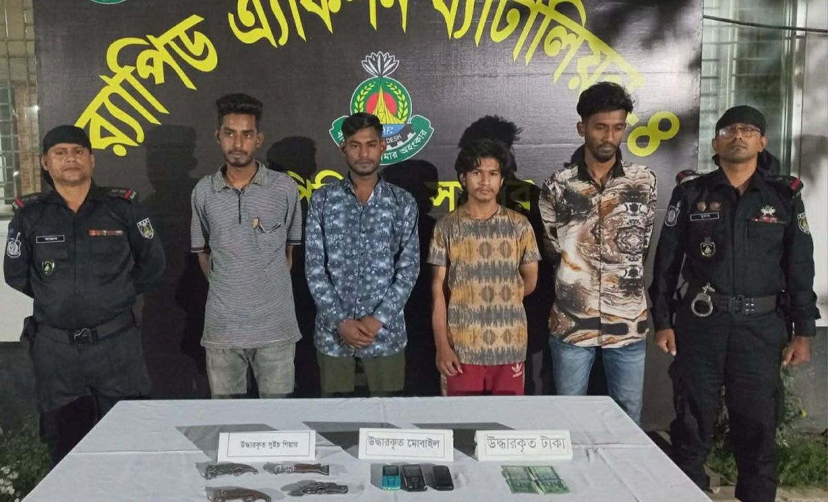 র‍্যাব-৪ এর অভিযানে অস্ত্র ও নগদ টাকাসহ চারজন ছিনতাইকারীকে গ্রেফতার