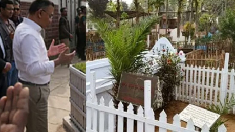 নানা-নানির কবর জিয়ারত করলেন প্রধানমন্ত্রী