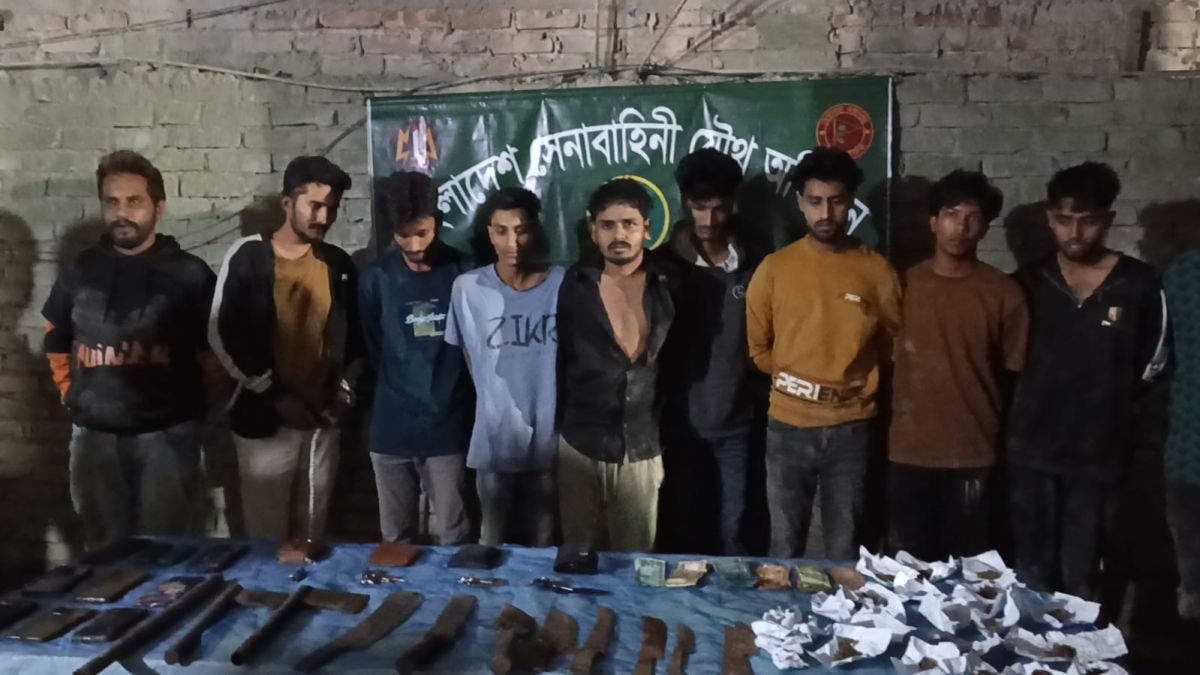 ডেমরায় সেনাবাহিনীর যৌথ অভিযানে দেশীয় অস্ত্রসহ ১০ কিশোর গ্যাং সদস্য গ্রেপ্তার