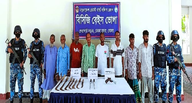 ভোলায় দেশীয় অস্ত্রসহ ৮ ডাকাত আটক