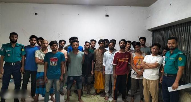 অপরাধ নিয়ন্ত্রণে মোহাম্মদপুর থানা পুলিশের অভিযান; চিহ্নিত মাদক কারবারিসহ গ্রেফতার ২৬