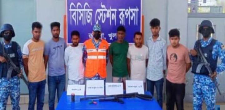 খুলনায় কোস্টগার্ডের অভিযানে অস্ত্র-গোলাবারুদ ও ককটেলসহ সাত জন কে আটক করেছে
