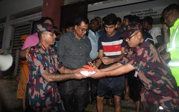 বিজিবির মানবিক সহায়তা: ফেনীতে বন্যার্তদের মাঝে খাদ্যসামগ্রী বিতরণ