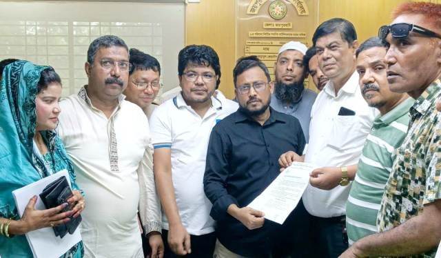 জয়পুরহাটে পৌর হোল্ডিং ট্যাক্স বৃদ্ধির কার্যক্রম স্থগিতের দাবীতে স্মারকলিপি প্রদান