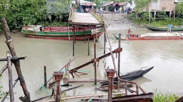 বাগেরহাটের মোরেলগঞ্জ সিমেন্টবাহী ট্রলারের ধাক্কায় কাঠের পুল ভেঙে ব্যবসায়ীর মৃত্যু হয়েছে