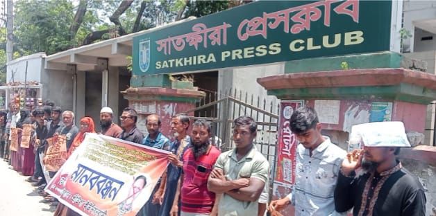 আশাশুনিতে মাছের ঘের দখলচেষ্টার অভিযোগে মানববন্ধন : রিপন-ছট্টুর বিরুদ্ধে আইনগত ব্যবস্থা দাবী