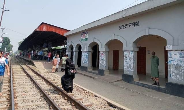 আহসানগঞ্জ স্টেশনে আন্ত:নগর ট্রেনের স্টপেজ না থাকায় যাত্রীদুর্ভোগ চরমে