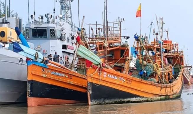 বঙ্গোপসাগরে মাছ ধরার অভিযোগে ভারতীয় ফিশিং ট্রলারসহ ১৪ জন কে আটক করেছে