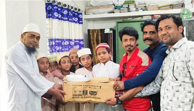 বড়াইগ্রামের ভরতপুর এতিমখানা ও কওমী মাদ্রাসায় সাংবাদিকের উদ্যোগে অনুদান প্রদান