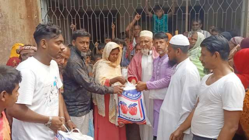 নবীনগর গুড়িগ্রামে ৮ শতাধিক পরিবারকে ইফতার সামগ্রী দিলেন ব্যারিষ্টার নজরুল ইসলাম