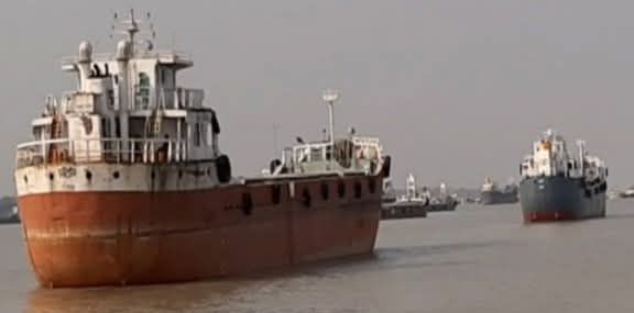 আসন পুনর্বহালের দাবিতে টানা ৪৮ ঘন্টার হরতালে স্থবির মোংলা বন্দর. চ্যানেলে সহস্রাধিক নৌযান