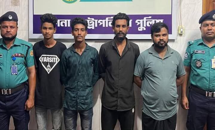 হরিণটানা পুলিশের অভিযানে ৪ ছিনতাইকারী গ্রেফতার: দেশীয় অস্ত্র ও ছিনতাইকৃত মালামাল উদ্ধার