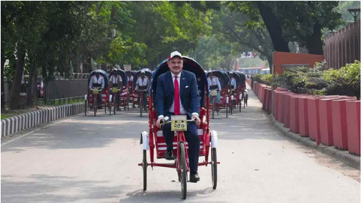 রিকশায় চড়ে প্রতিষ্ঠাবার্ষিকী উদযাপন মার্কিন রাষ্ট্রদূতের