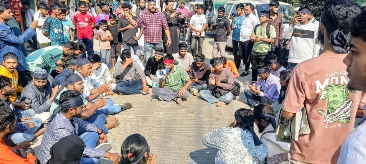 হাদী হত্যাকারীদের বিচার দাবিতে রূপগঞ্জে থানা ও  মহাসড়ক অবরোধ করেছে এনসিপি
