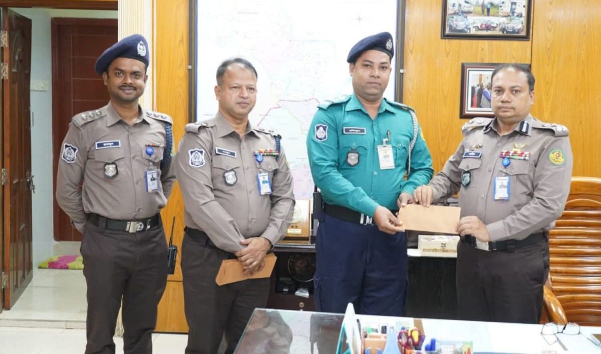 খুলনায় ২৭ হাজার ৮০০ পিস ইয়াবা উদ্ধারঃ উদ্ধারকারী দলকে পুরস্কৃত করলেন পুলিশ কমিশনার