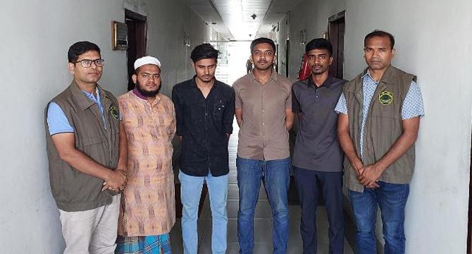 চাকরি প্রদানের নামে প্রতারণা করে বিপুল অর্থ আত্মসাৎকারী চক্রের চার সদস্য গ্রেফতার