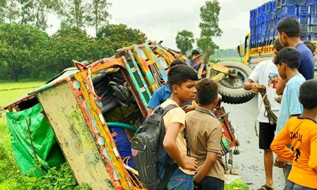 পত্নীতলায় ভটভটি পিকআপ সংঘর্ষে পিকআপ চালক নিহত