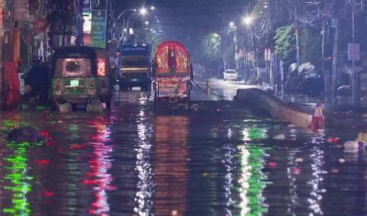 রাজধানীতে ঝুম বৃষ্টি