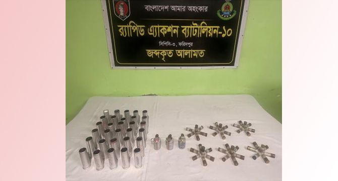 পুলিশের লুট হওয়া ৩ টি গ্রেনেড, ৪১ টি শট গান কার্তুজ ও ৩০ টি গ্যাস গানের তাজা কার্তুজ পরিত্যক্ত অবস্থায় উদ্ধার করেছে র‌্যাব-১০