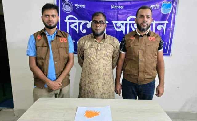 আশুলিয়ায় কুখ্যাত মাদক ব্যবসায়ী গ্রেফতার