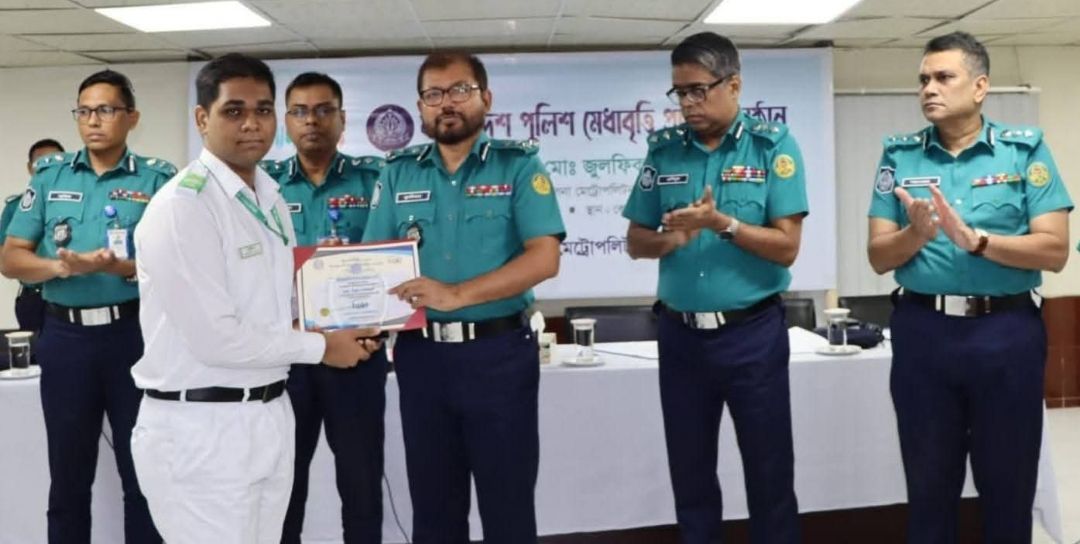খুলনার কেএমপি’তে বাংলাদেশ পুলিশ মেধাবৃত্তি প্রদান অনুষ্ঠান অনুষ্ঠিত হয়েছে