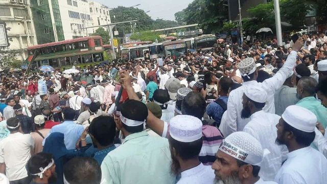 শিক্ষকদের অবস্থান ব্যারিকেড ভেঙে শাহবাগে