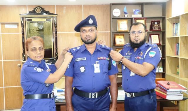 মাগুরায় পদোন্নতিপ্রাপ্ত দুই পুলিশ সদস্যকে র‍্যাংক ব্যাজ পরিয়ে দিলেন পুলিশ সুপার