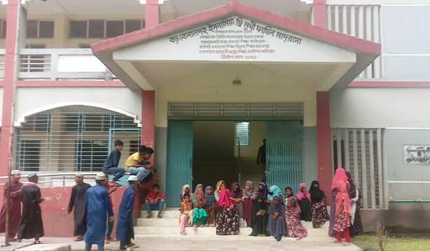 মান্দায় মাদ্রাসায় ভারপ্রাপ্ত অধ্যক্ষের কক্ষে তালা লাগানোর প্রতিবাদে শিক্ষার্থীদের ক্লাস বর্জন