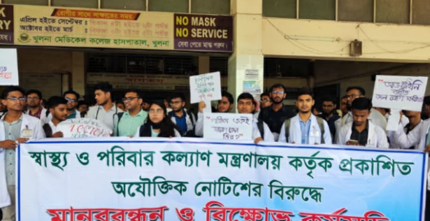 ৬ দফা দাবিতে খুমেক হাসপাতালে অনির্দিষ্টকালের কর্মবিরতি: রোগীদের ভোগান্তি চরমে, অনড় চিকিৎসকেরা