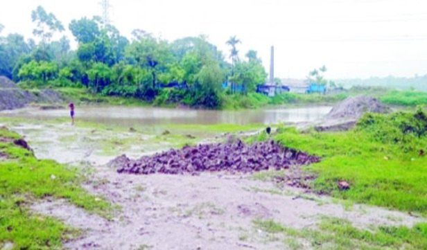 রূপসা উপজেলা পল্লীতে সরকারি রাস্তা দখলের অভিযোগ, ইট তৈরির পট বানিয়ে ব্যবসা