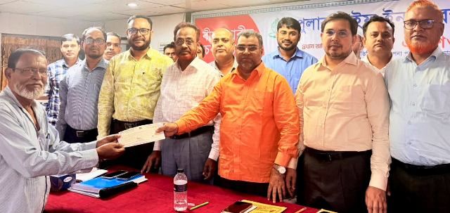 ময়মনসিংহে পপুলার লাইফ ইনস্যুরেন্সের বীমাদাবীর ২ কোটি ৭৫ লক্ষ টাকার চেক হস্তান্তর
