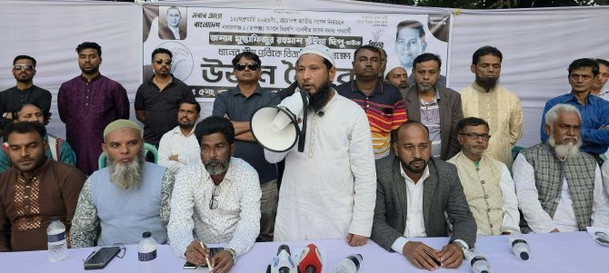 রূপগঞ্জে ধানের শীষে ভোট চেয়ে মুড়াপাড়ায় উঠান বৈঠক