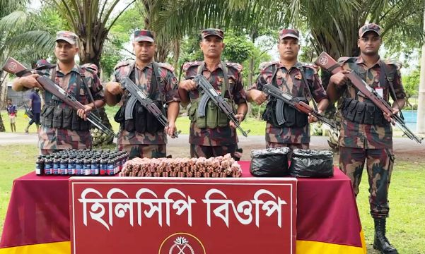 হিলি সীমান্তে ফেনসিডিল ও নেশাজাতীয় এ্যম্পোলসহ বিপুল পরিমান মাদকদ্রব্য উদ্ধার করেছে বিজিবি